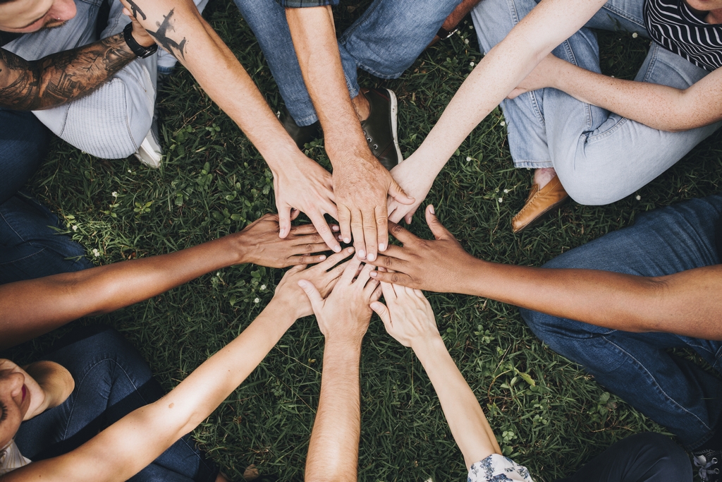 Cercle de mains unies dans la solidarité